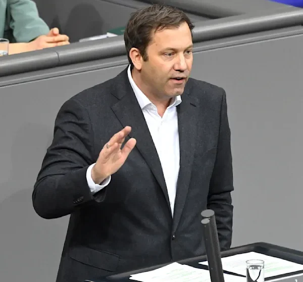Wirtschaftskrise spitzt sich zu – Habeck warnt: Ohne Migration droht Deutschland der Absturz!