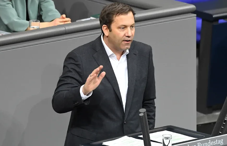 Wirtschaftskrise spitzt sich zu – Habeck warnt: Ohne Migration droht Deutschland der Absturz!