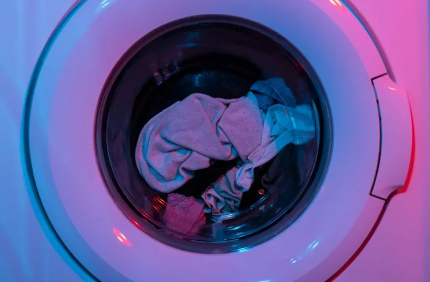 Omas genialer Trick: Darum solltest du immer eine Sicherheitsnadel in die Waschmaschine geben