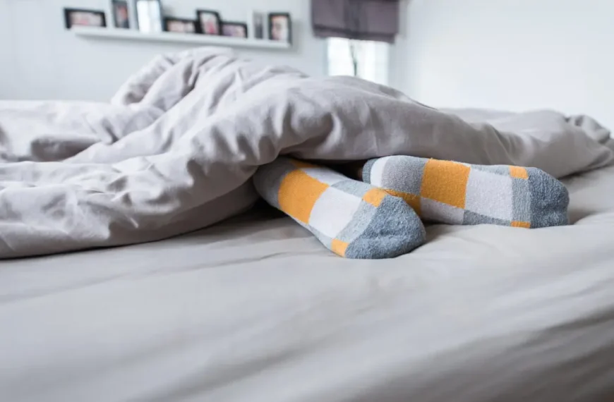 Mit Socken schlafen: Vorteile und Risiken