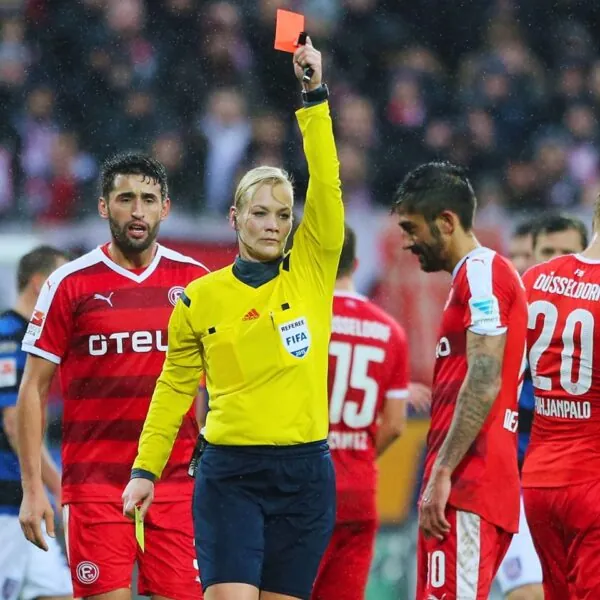 DER SKANDAL AUF DEM SPIELFELD: FUßBALLPROFI WIRD FÜR SEXISTISCHEN KOMMENTAR BRUTAL BESTRAFT!
