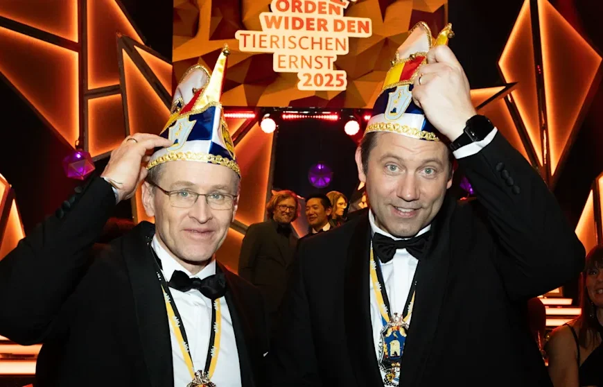 &bdquo;W&auml;hrend Deutschland leidet, schreibt Habeck B&uuml;cher!&ldquo; &ndash; Klingbeil zerlegt Wirtschaftsminister mit Karnevals-Spott