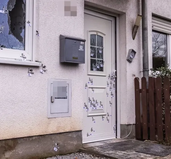 Maschinenpistolen-Terror in NRW: Unbekannte durchsieben Wohnhaus mit 65 Schüssen!