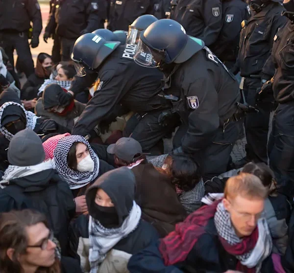 Polizei greift durch: Juden-Hass-Demo in Berlin brutal gestoppt!