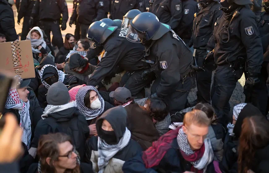 Polizei greift durch: Juden-Hass-Demo in Berlin brutal gestoppt!