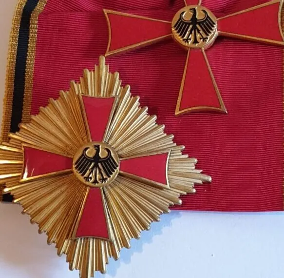 Holocaust-&Uuml;berlebender gibt Bundesverdienstkreuz zur&uuml;ck &ndash; Ein starkes Zeichen gegen Rechts