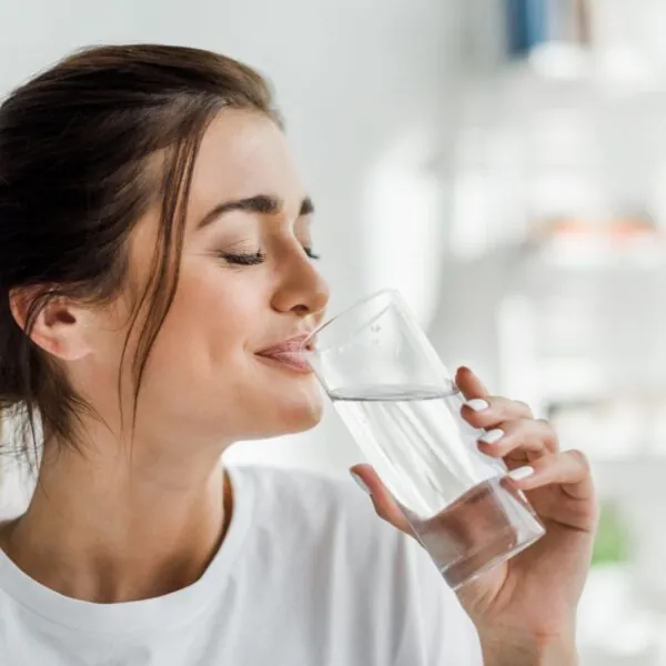 SCHOCKIEREND: DAS PASSIERT MIT DEINEM KÖRPER, WENN DU ZU WENIG WASSER TRINKST!