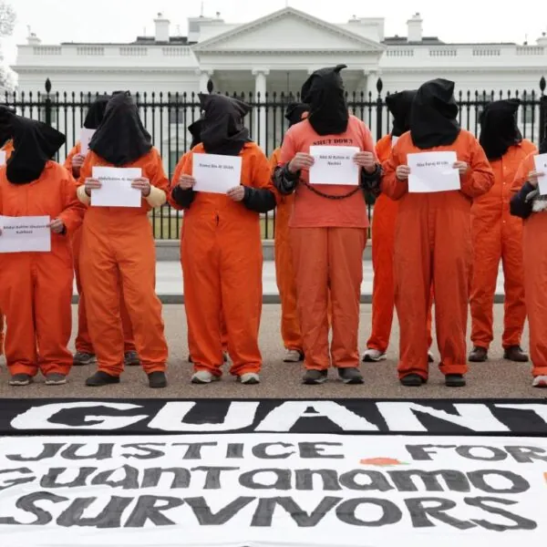 „Trump schockt mit radikaler Maßnahme: Erste Migranten nach Guantanamo abgeschoben!“