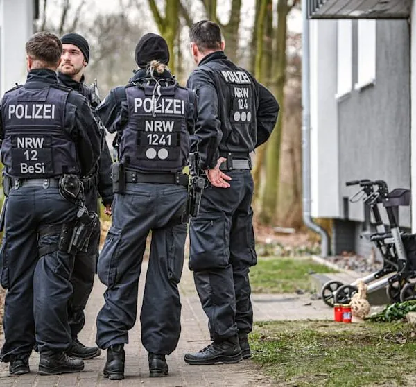 Messer-Killer auf der Flucht! Brutale Bluttat vor der Haustür: Wer ermordete Mutter Gülay U.?