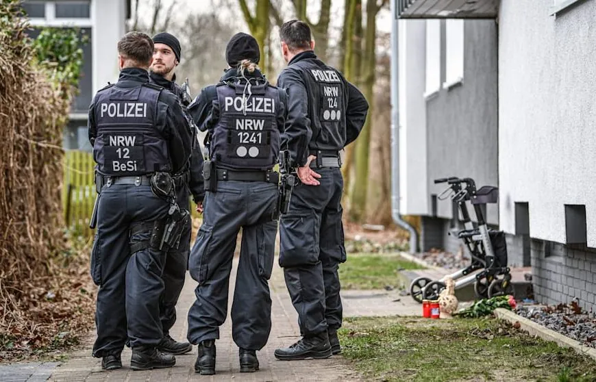 Messer-Killer auf der Flucht! Brutale Bluttat vor der Haust&uuml;r: Wer ermordete Mutter G&uuml;lay U.?