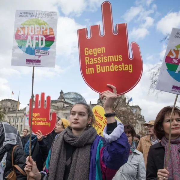 Massiver Protest in Berlin! 160.000 Menschen demonstrieren gegen CDU-Kurs – Eskaliert jetzt die Brandmauer-Debatte?