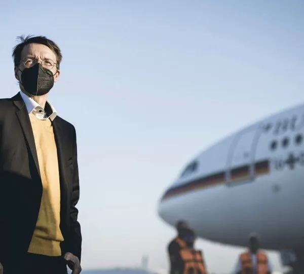 Schuss am Flughafen K&ouml;ln! Polizei-Panne bei Lauterbachs Sicherheitseskorte sorgt f&uuml;r Wirbel