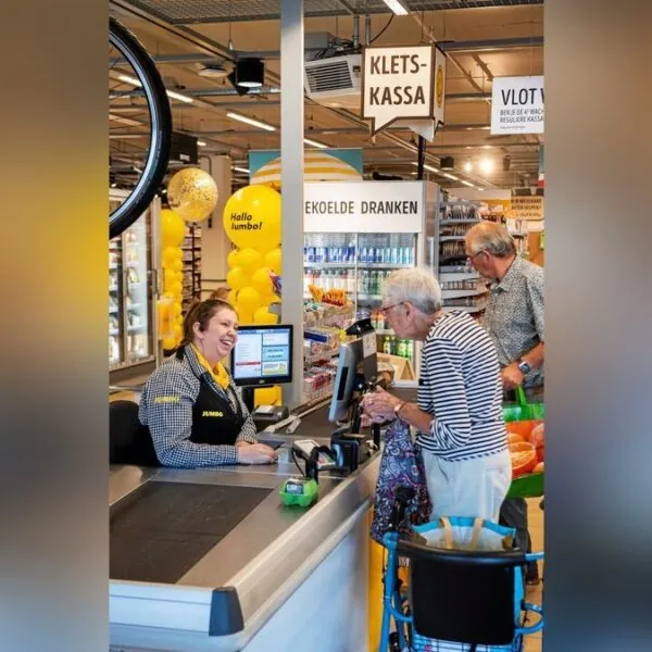 Jumbo-Supermarkt führt „Kletskassa“ ein: Einkaufen ohne Eile, dafür mit Gesprächen