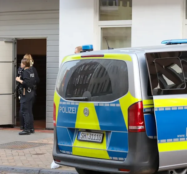 Er lag in einer Blutlache! &ndash; Mord-Schock in Kiel: Mann tot im Hinterhof, zwei Verd&auml;chtige auf der Flucht