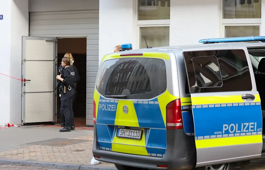 Er lag in einer Blutlache! – Mord-Schock in Kiel: Mann tot im Hinterhof, zwei Verdächtige auf der Flucht