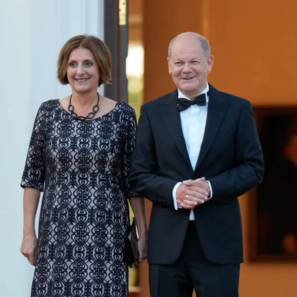 Hinter jedem starken Politiker steht oft eine ebenso starke Frau &ndash; Ein Blick hinter die Kulissen der Machtpaare