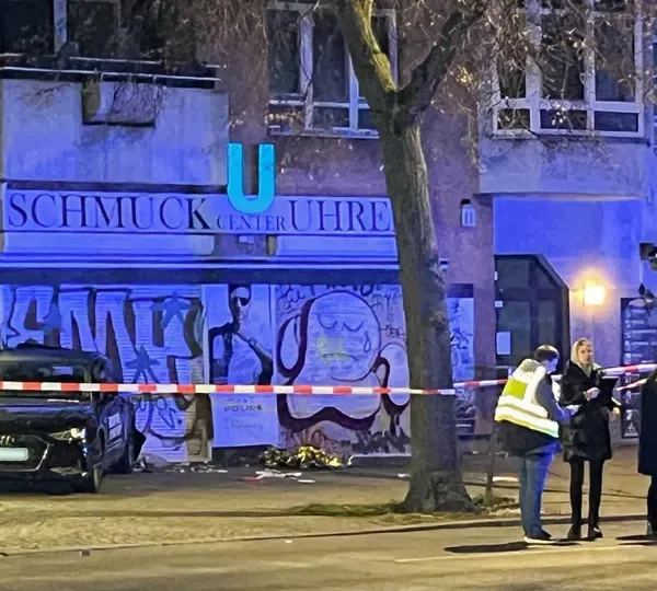 17-Jähriger flieht vor Polizei – Auto rast in Passanten: Acht Verletzte in Berlin