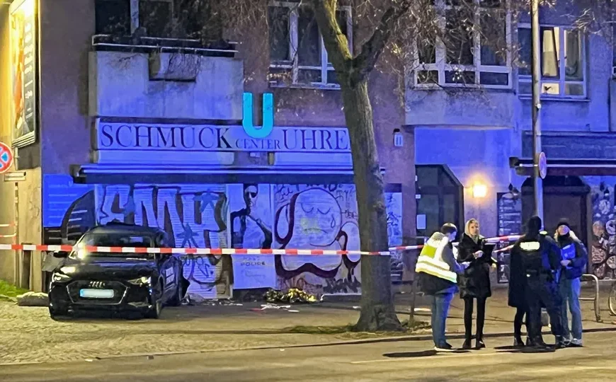 17-Jähriger flieht vor Polizei – Auto rast in Passanten: Acht Verletzte in Berlin