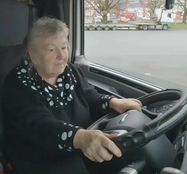 75-jährige Truckerin kämpft sich durch: Wenn Rente nicht reicht, bleibt nur die Autobahn