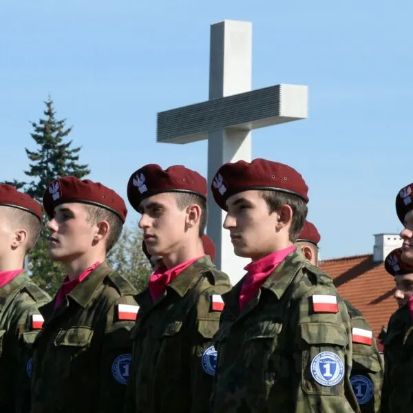 POLEN MOBILISIERT: ALLE MÄNNER SOLLEN MILITÄRISCHE AUSBILDUNG ERHALTEN!