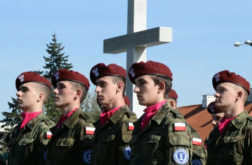 POLEN MOBILISIERT: ALLE MÄNNER SOLLEN MILITÄRISCHE AUSBILDUNG ERHALTEN!
