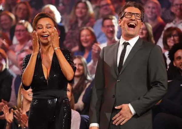 Verona Pooth sorgt für Furore bei „Let’s Dance“ – Spontaner Kuss auf Moderator Daniel Hartwich!