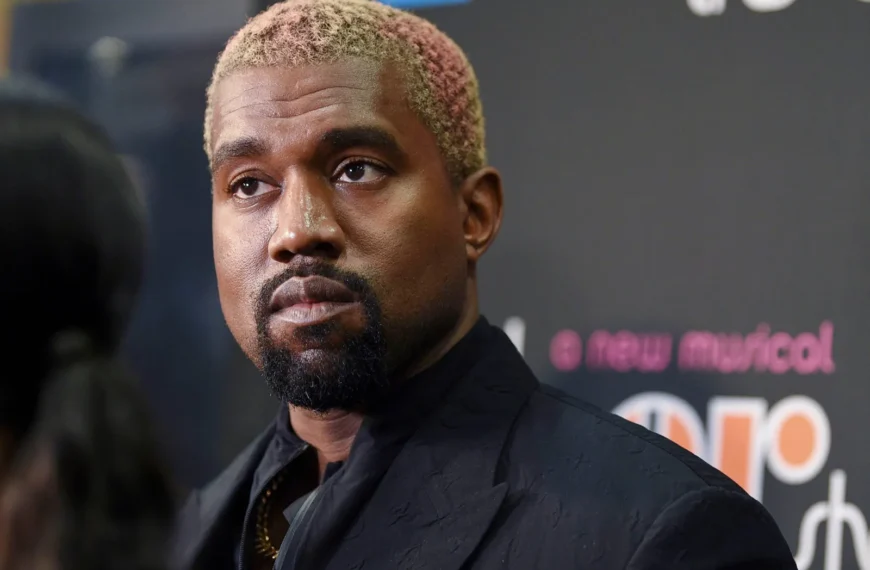 Kanye West schockiert mit Hakenkreuz-Shirt in Los Angeles &ndash; neue Provokation sorgt f&uuml;r Emp&ouml;rung