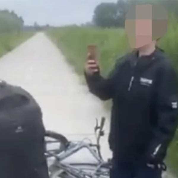 Der Mobber glaubt, seinen Moment erwischt zu haben &ndash; doch dann schl&auml;gt das Karma gnadenlos zu