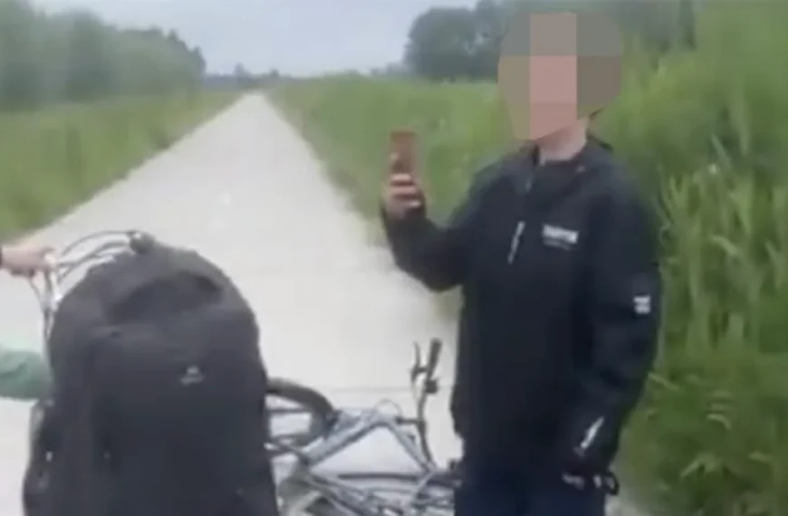 Der Mobber glaubt, seinen Moment erwischt zu haben – doch dann schlägt das Karma gnadenlos zu