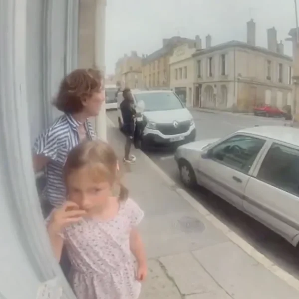 Mutter erlebt Schockmoment vor der Haustür – Türklingelkamera hält alles fest