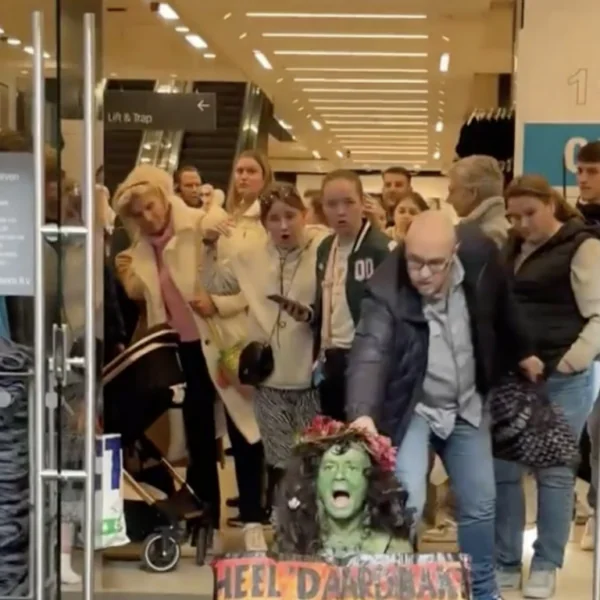 Mann greift selbst ein: Klimaaktivistin provoziert vor Primark – Video geht viral