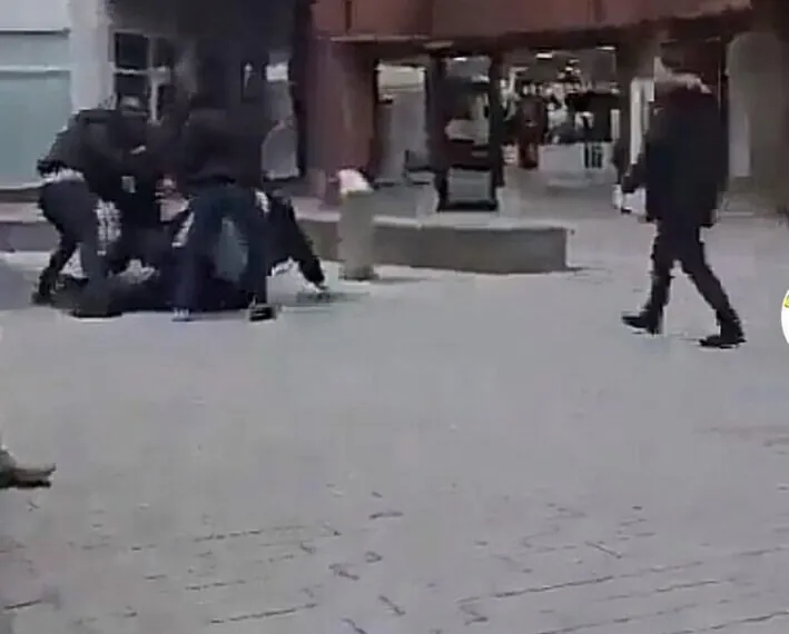 Messer, Axt & Straßenkrieg: Brutale Massenschlägerei zwischen Deutschen und Ausländern eskaliert!