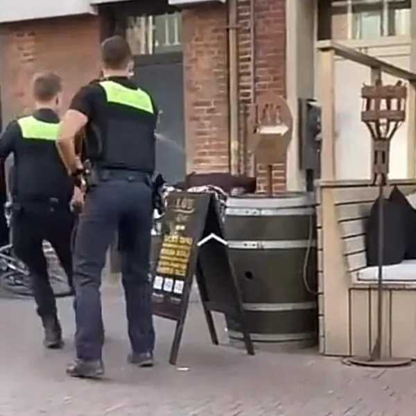 Messerangriff auf offener Straße: Ausländer bedroht Polizei – Schockvideo aus Emden sorgt für Empörung!
