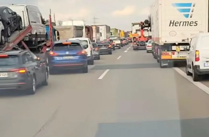 Beispielhaft im Stau: Fahrer bedankt sich für perfekte Rettungsgasse – so sollte es immer sein!