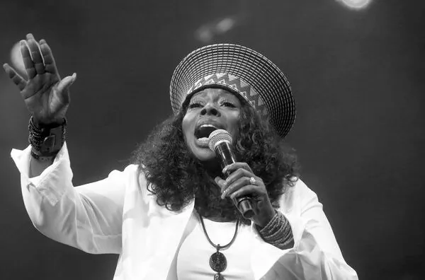 Musikwelt in Trauer: Angie Stone stirbt mit 63 Jahren bei tragischem Unfall