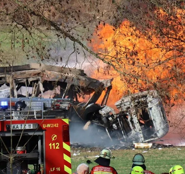 Schwerer Unfall bei Karlsruhe: Kollision zwischen Stadtbahn und Tanklaster fordert Todesopfer