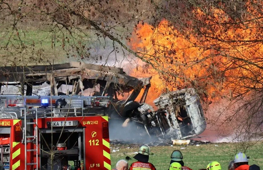 Schwerer Unfall bei Karlsruhe: Kollision zwischen Stadtbahn und Tanklaster fordert Todesopfer