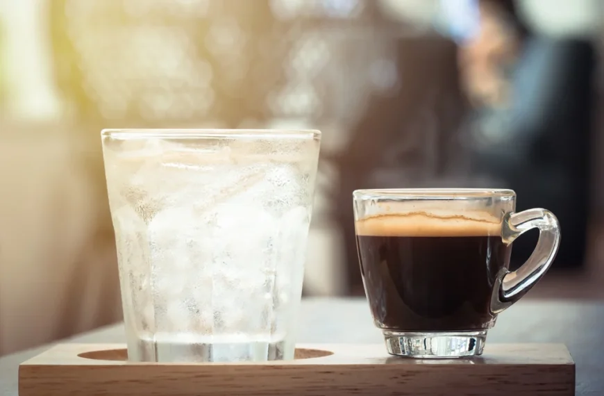 Deshalb bekommst du zum Espresso immer Wasser – die überraschende Wahrheit hinter dem kleinen Glas