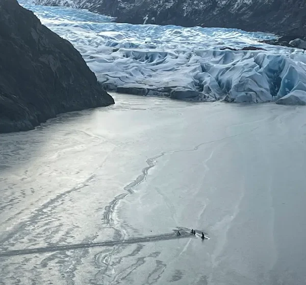 &Uuml;berleben auf dem Eis: Familie &uuml;bersteht Flugzeugabsturz in Alaska &ndash; Rettung nach 12 Stunden auf Tragfl&auml;che