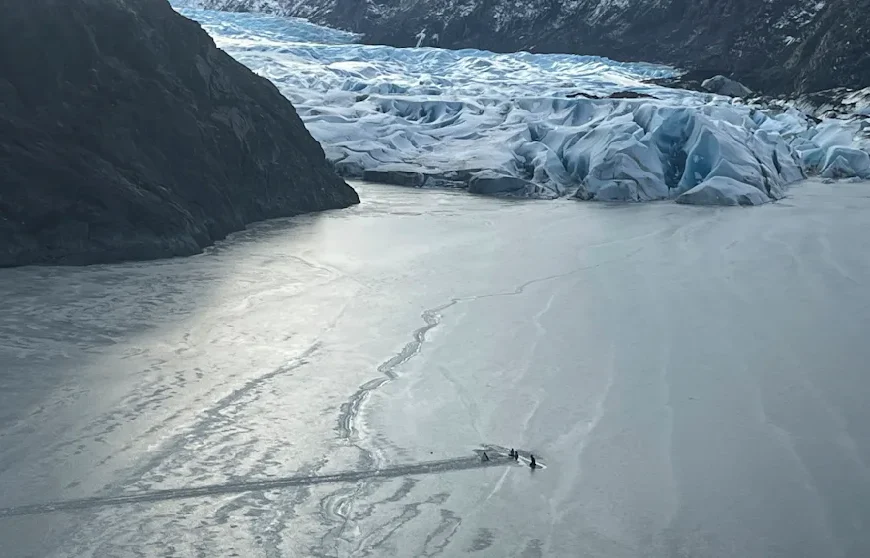 Überleben auf dem Eis: Familie übersteht Flugzeugabsturz in Alaska – Rettung nach 12 Stunden auf Tragfläche