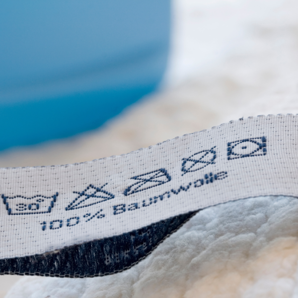 Geheimsprache auf dem Waschzettel? Diese Waschsymbole MUSST du kennen, um deine Kleidung zu retten!