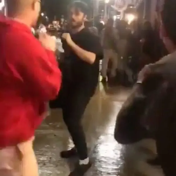 Untersch&auml;tzt und beeindruckt: Wie ein junger Mann mit Brille zwei Angreifer in ihre Schranken wies