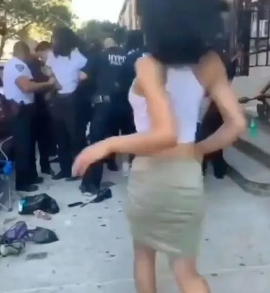 Frau legt sich mit Polizisten an – und kassiert prompt die Quittung