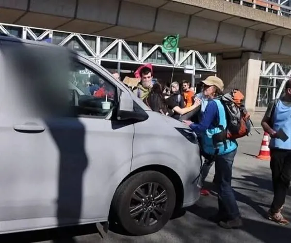Lieferwagen durchbricht Klima-Blockade &ndash; Spannungen auf der A12 eskalieren