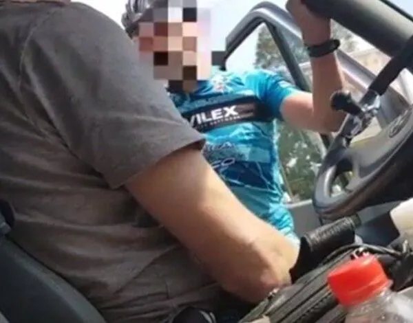 W&uuml;tender Radfahrer geht auf Autofahrer los &ndash; beinahe fliegt die T&uuml;r raus