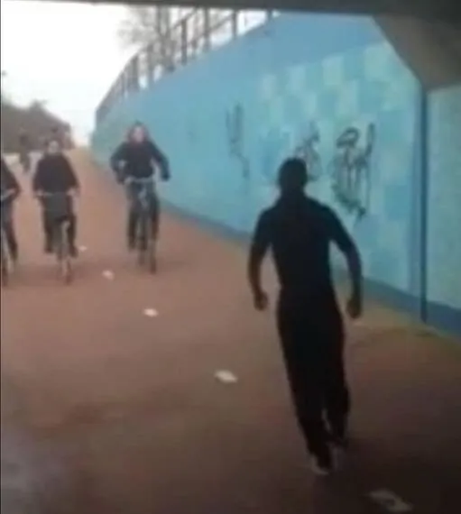 Halbstarke mit Pelzkragen treten Sch&uuml;ler feige vom Fahrrad