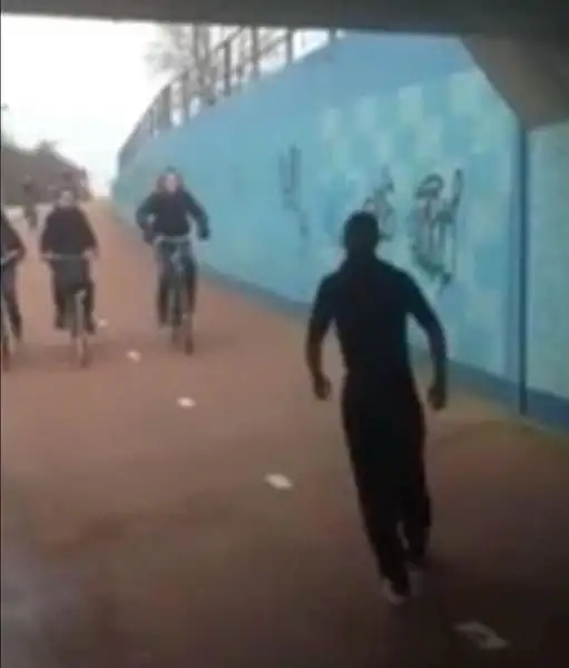 Halbstarke mit Pelzkragen treten Schüler feige vom Fahrrad