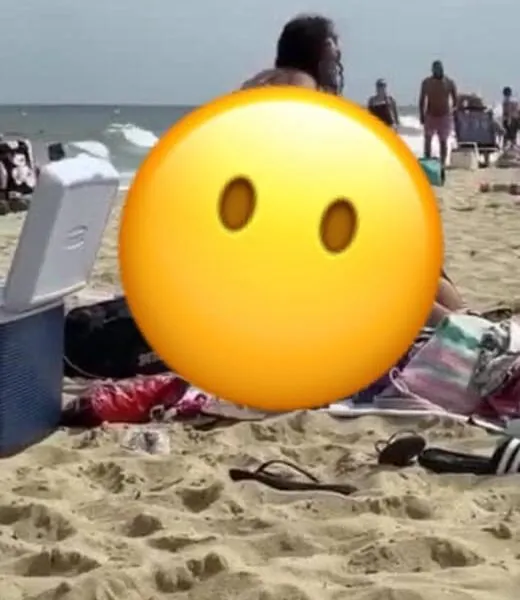 Es kann einfach passieren, dass du deine beiden Töchter so am Strand auf Social Media wiederfindest