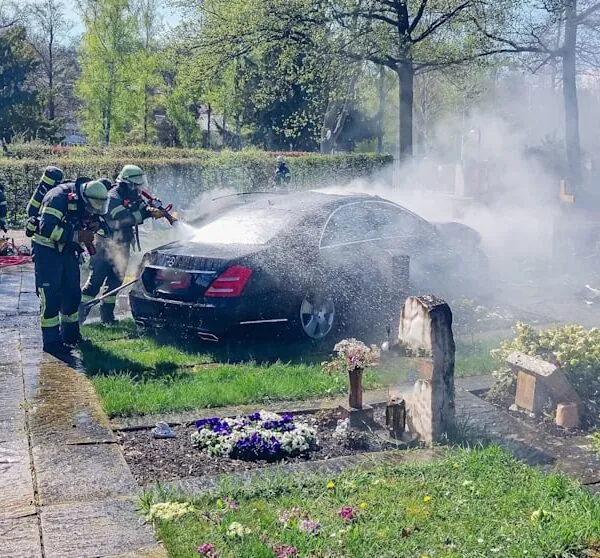 Schock auf dem Friedhof: Senior &uuml;berf&auml;hrt Gr&auml;ber mit Mercedes