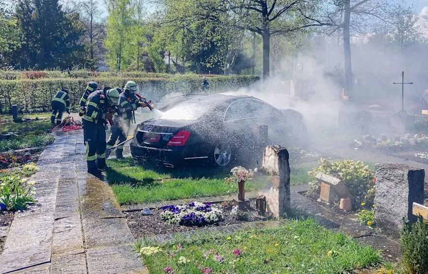 Schock auf dem Friedhof: Senior &uuml;berf&auml;hrt Gr&auml;ber mit Mercedes